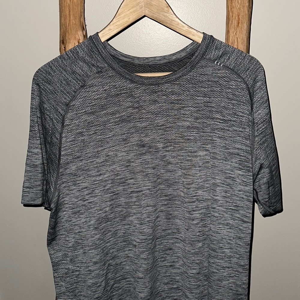 Lululemon Athletica T-shirt - Picture 1 of 1